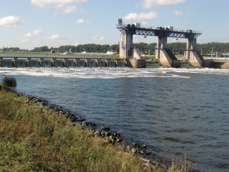 Venlo-Belfeld : Aan de Stuw, Schleusenanlage Belfeld an der Maas, das Stauwerk soll dafür sorgen, das Maaswasser auf einer befahrbaren Höhe zu halten, dem Staupegel.